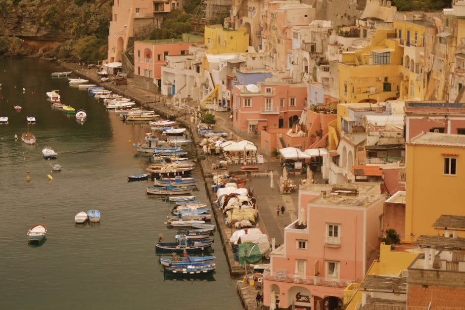 Dodici docenti da Procida noleggiano due gommoni per garantire gli scrutini a Ischia