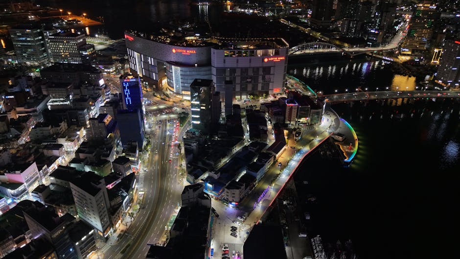 Preparazione Maturità 2026: vista notturna illuminata di Busan, Corea del Sud, con il Lotte Mall. Simbolo di studio e futuro.