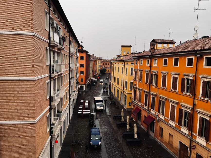 Assalto collettivo a Modena: 50 studenti saccheggiano il supermercato per una sfida su TikTok