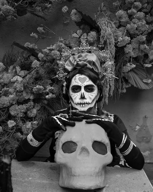 Donna con trucco da teschio e teschio decorativo, celebrazione dei defunti a Parma contro Halloween, memoria e tradizione