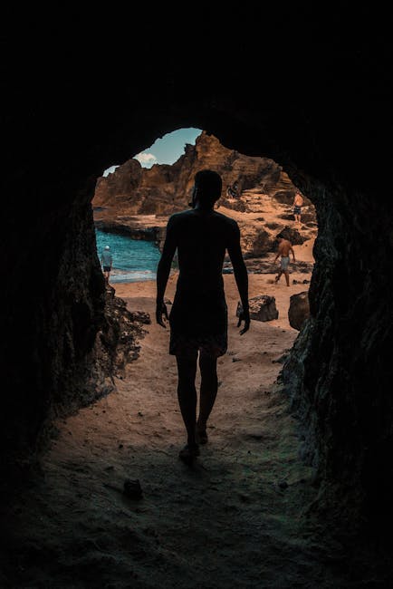 Uomo che esce da una grotta verso la luce, metafora del percorso logico e del ragionamento matematico, scoperta e illuminazione