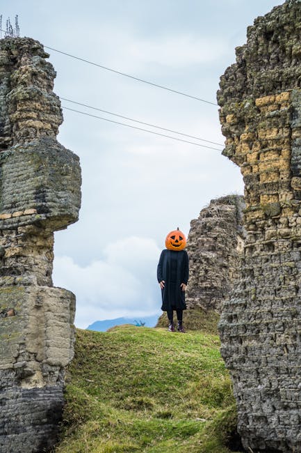 Figura con testa di zucca tra rovine antiche, evocativa di terrore e mistero, ideale per articolo su figure femminili spaventose come Maria la Sanguinaria.