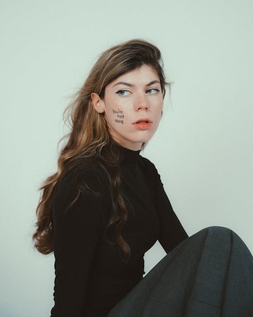 Donna con scritta 'Non sei solo' sul viso, simbolo di autovalutazione e supporto nel percorso personale di crescita