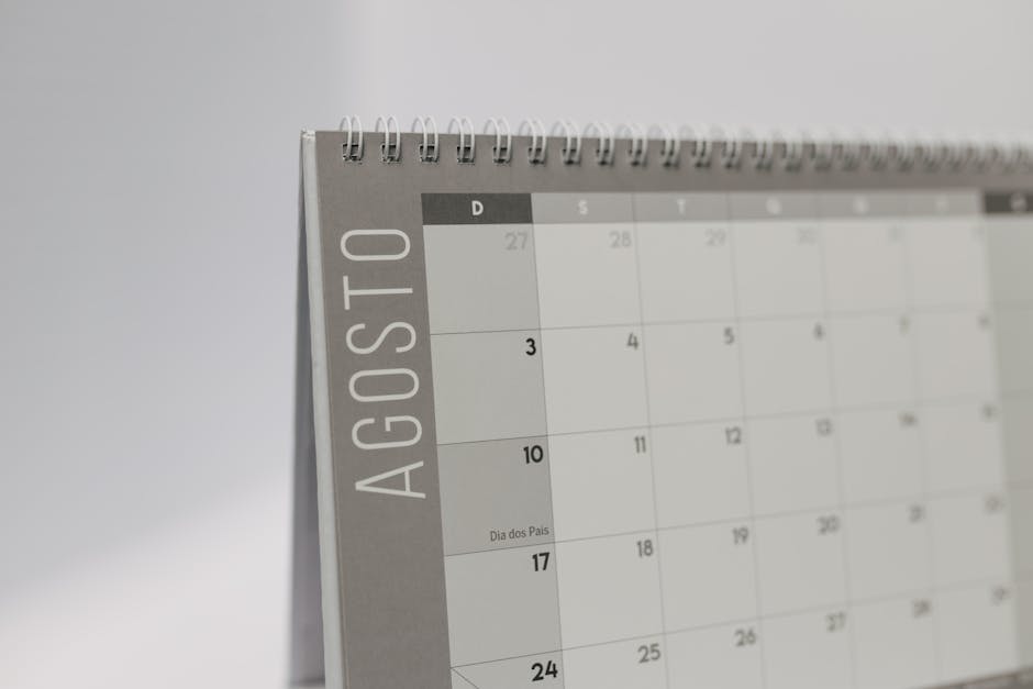 Calendario del mese di agosto, simbolo del taglio di 10 giorni di vacanze estive per docenti e personale ATA, tema dell'articolo.