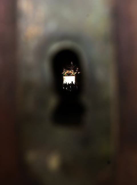 Scomposizione in fattori primi vista attraverso il buco della serratura, metafora della scoperta di elementi unici e fondamentali.