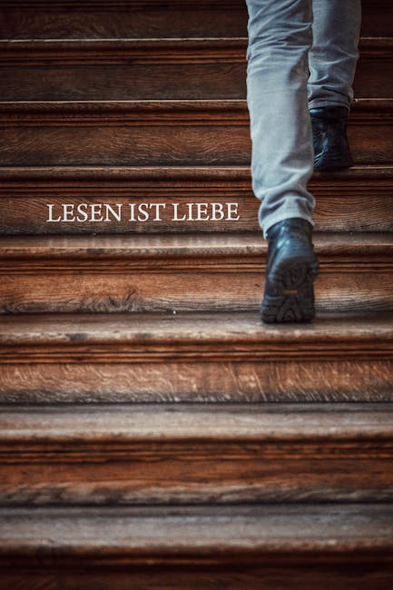 Passi su scalinata in legno con scritta Lesen ist Liebe, metafora dell'amore per la lettura e l'eredità letteraria di Virgilio