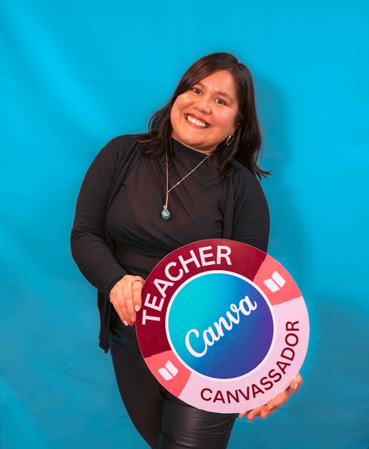 Scientix Ambassador 2026: Insegnante STEM sorridente con cartello Canva. Opportunità per docenti con candidature aperte fino al 30 aprile.