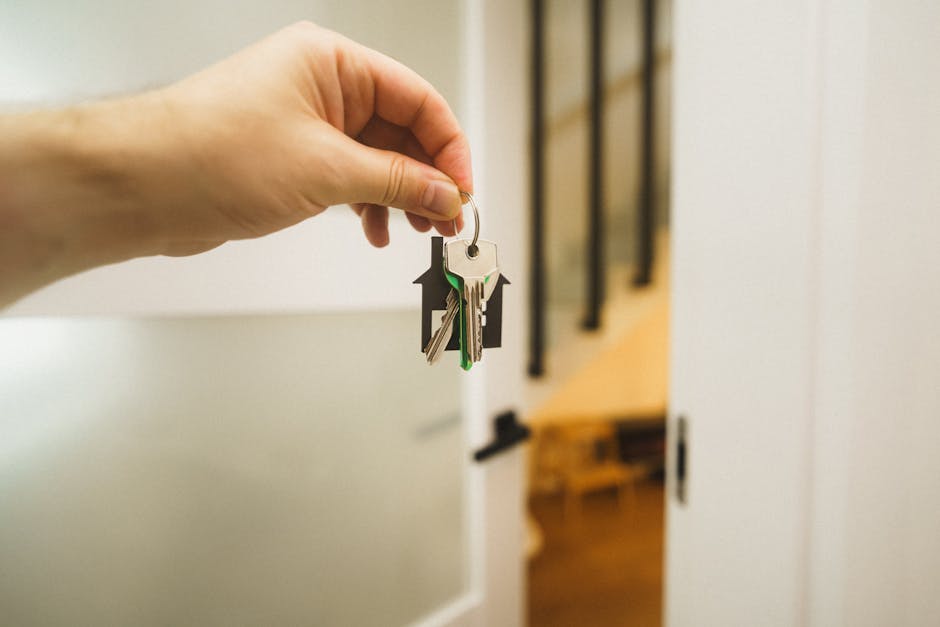 Mano che tiene le chiavi di casa: valore attuale e decisioni finanziarie immobiliari consapevoli per il futuro.