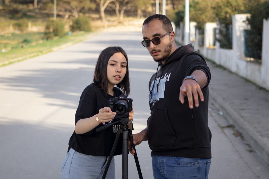 Studenti di Bari con telecamera sul cavalletto per il cortometraggio Periferie Animate che racconta chi resta invisibile.