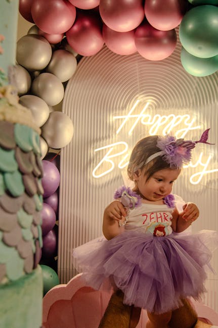 Festa di compleanno a Padova: bambina vestita da sirenetta con torta e palloncini colorati, sfondo luminoso con scritta Happy Birthday.