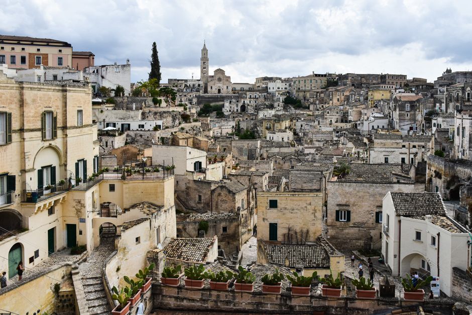 Panoramica dei Sassi di Matera con edifici storici e cielo nuvoloso