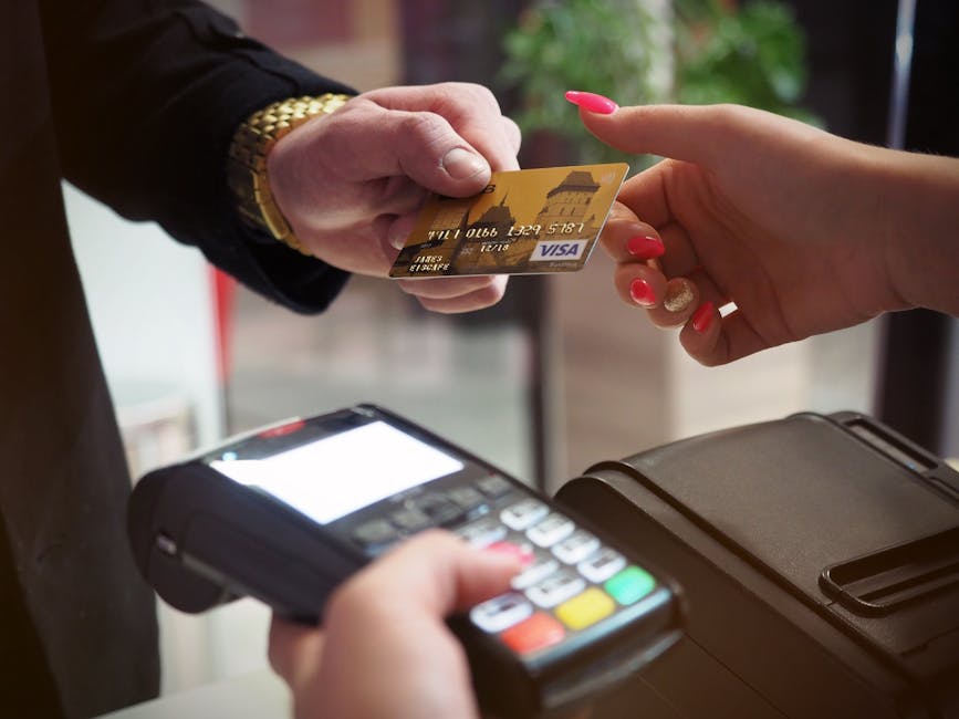 Pagamento con carta di credito su POS per acquisti online Mercatorum, simbolo di eccellenza nel commercio elettronico e transazioni sicure.