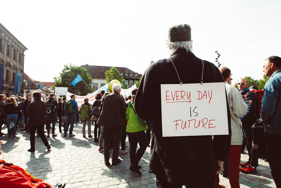 Manifestazione per l'ecologia urbana: cartello con scritta Every day is future tra la folla di attivisti per il clima