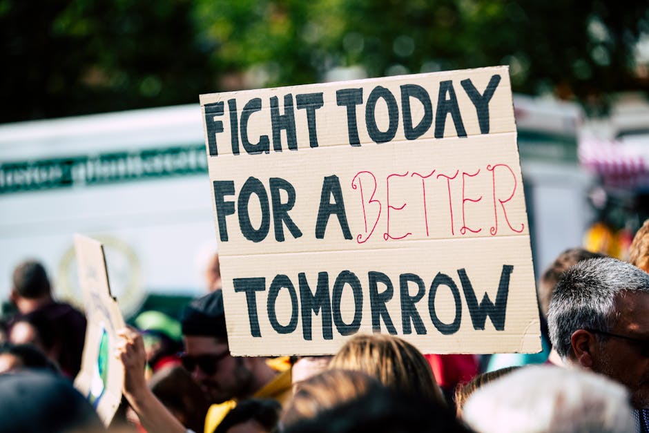 Manifestazione di solidarietà: cartello con slogan 'Fight today for a better tomorrow' durante protesta a sostegno della Global Sumud Flotilla.