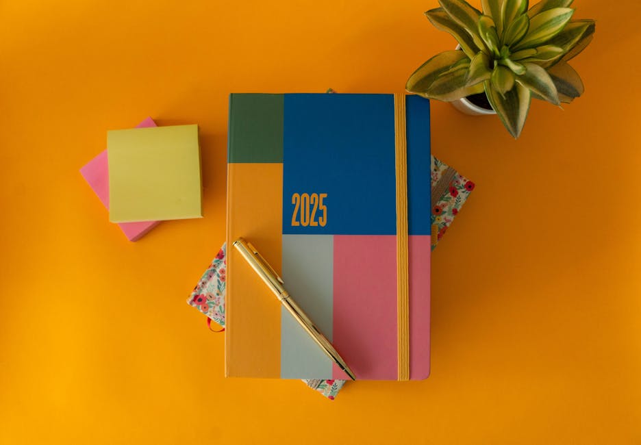 Agenda 2025 con date esami Goethe-Institut e scadenze iscrizioni, promemoria e penna su sfondo arancione. Guida completa certificazioni tedesco.