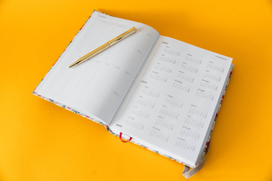 Agenda aperta con calendario 2025 e 2026, penna dorata, promemoria per iscrizioni al programma UNICEF nelle scuole entro il 20 ottobre 2025.