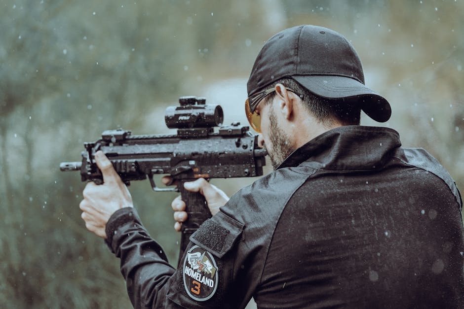 Addestramento tattico all'Accademia di Polizia: agente con fucile mitragliatore durante esercitazione, preparazione e sicurezza per il futuro.