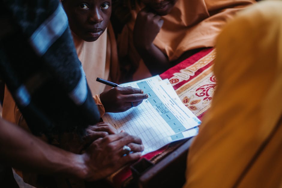 Ragazzi compilano modulo UNICEF: focus sull'importanza dell'obbligo scolastico e formativo per il futuro dei giovani.