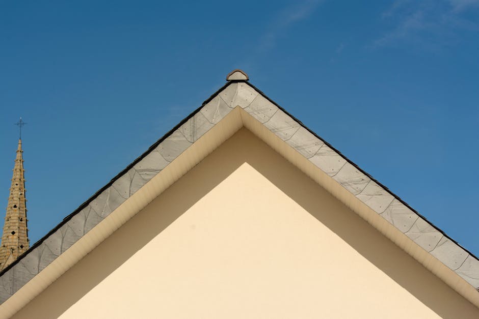 Triangolo isoscele tetto con guglia sullo sfondo, simmetria e stabilità geometrica per articolo sul triangolo isoscele unico.