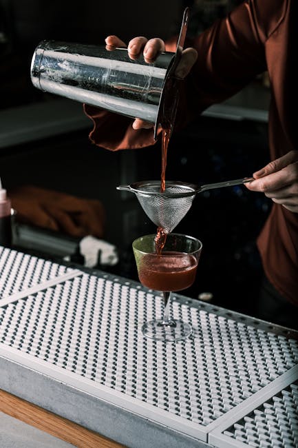 Volontariato: distillare competenze per il futuro Preparazione cocktail: metafora delle competenze acquisite nel volontariato, versando esperienza in un nuovo contesto, valorizzazione e riconoscimento.