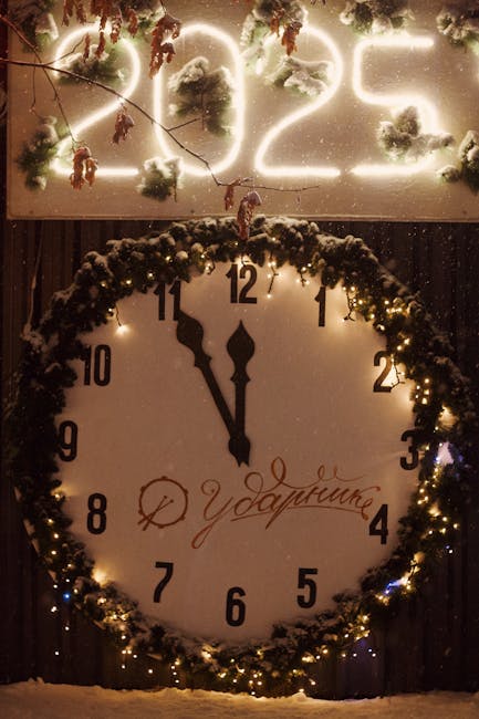 Orologio decorato con luci e ghirlanda che segna quasi mezzanotte, anticipando il 2025, anno cruciale per gli elenchi regionali.
