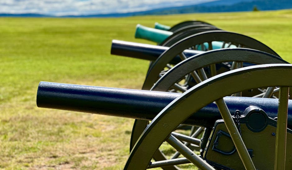 Cannoni storici su campo di battaglia, simbolo della Guerra Civile Americana e dei suoi impatti nel periodo 1861-1865.