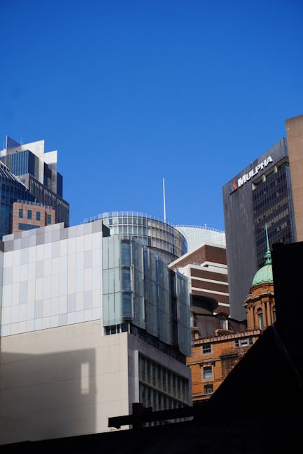 Gestione del Capitale Circolante Netto: skyline urbano con edifici moderni e cielo azzurro, simbolo di solidità finanziaria.