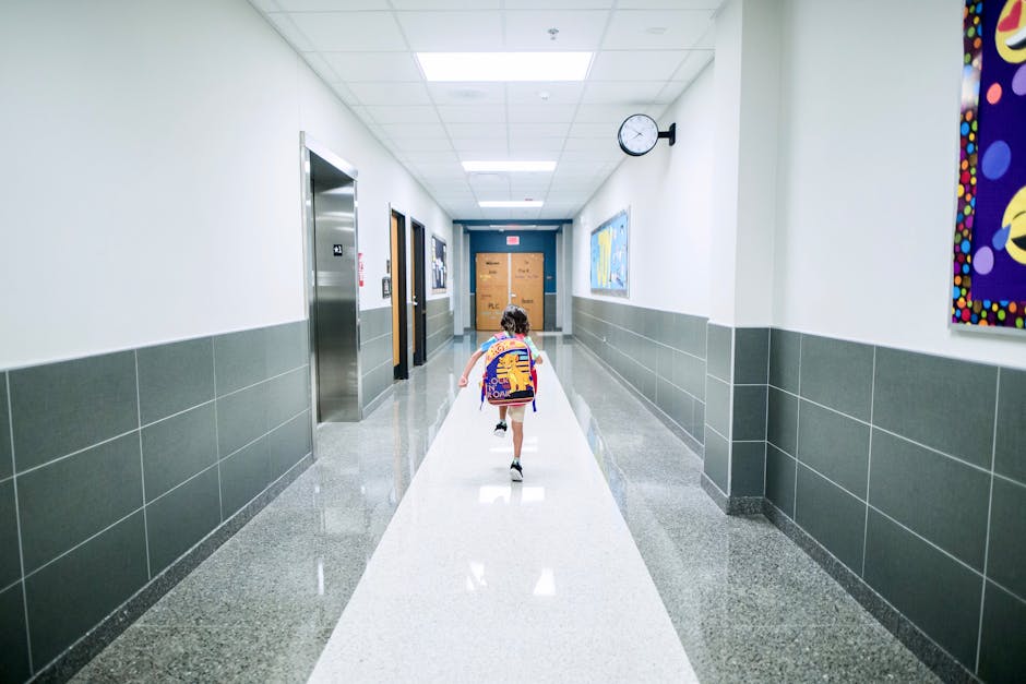 Bambino corre nel corridoio scolastico con zaino, simbolo di libertà di scelta educativa e opportunità promosse dal Buono Scuola