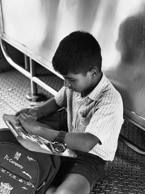 Studente indiano legge sul treno: un momento di apprendimento e riflessione durante il viaggio, memoria scolastica e futuro.