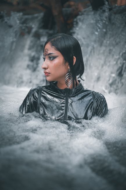 Donna immersa nell'acqua, simbolo della corrente elettrica che plasma il futuro con forza e bellezza, energia fluida e inarrestabile.