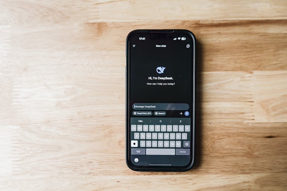 Smartphone con chatbot DeepSeek, esempio di interazione IA tra adolescenti secondo Telefono Azzurro, evidenziando l'uso e le implicazioni.