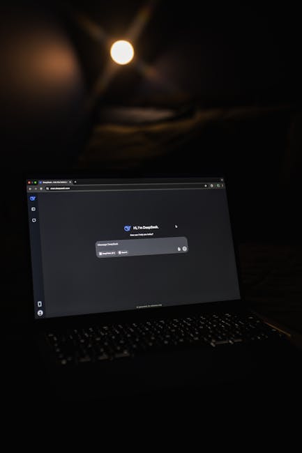 Schermata di Moltbook, il social network di AI agenti, visualizzata su un laptop in condizioni di scarsa illuminazione, interfaccia utente chiara.