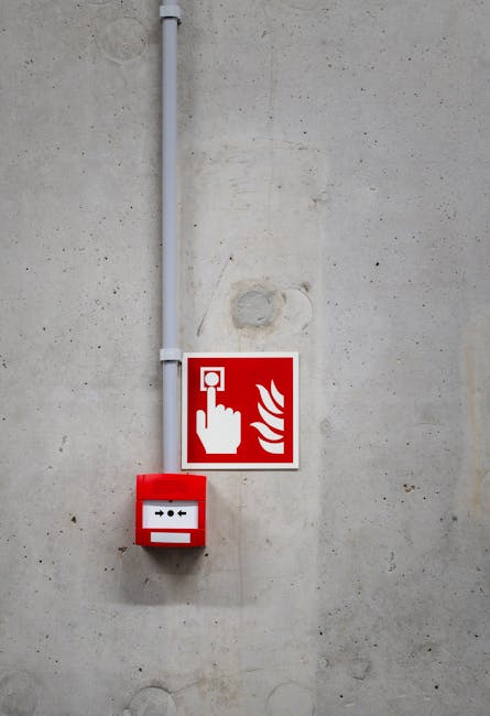 Pulsante di allarme antincendio nell'Istituto Alberghiero Federico II di Siracusa, simbolo di sicurezza e prevenzione incendi.