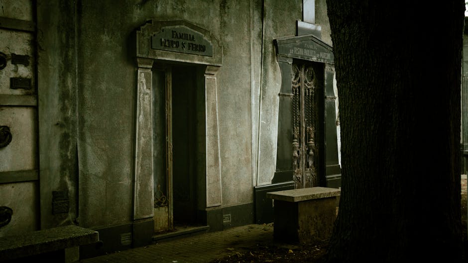 Tombe di famiglia in un cimitero, evocano solitudine e legami familiari, temi centrali in 100 Anni di Solitudine di García Márquez.