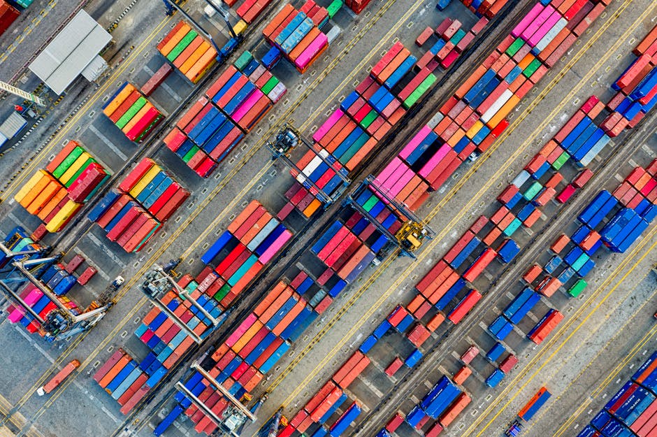 Vista aerea di container colorati in un porto, metafora della distanza percorsa e dell'importanza di misurare i passi e i km percorsi.