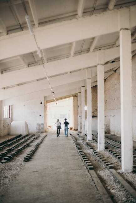 Lati consecutivi in architettura: prospettiva interna con pilastri e persone, esempio di geometria e design strutturale