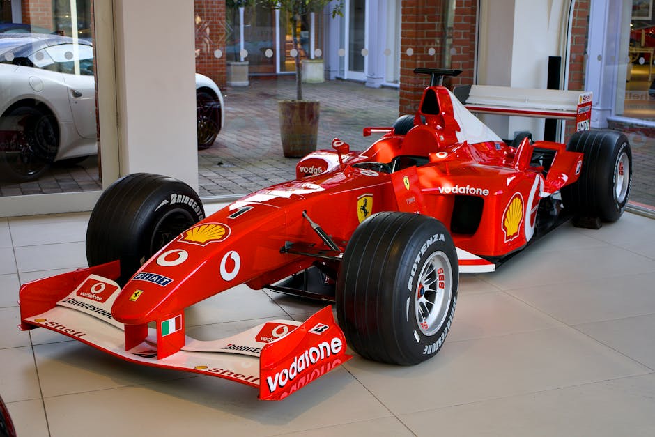Ferrari di Formula 1 rossa esposta, simbolo di eccellenza e competizione, ideale per studenti di filosofia alle Romanae Disputationes
