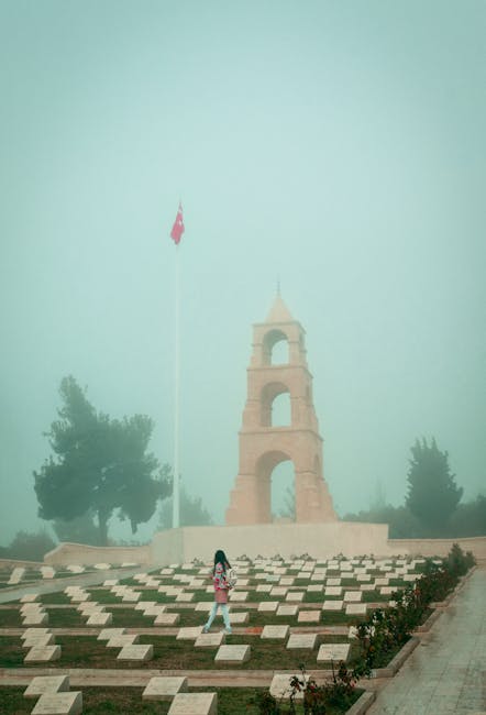 Monumento ai caduti avvolto nella nebbia, simbolo del ricordo delle vittime infantili di tutte le guerre e dei martiri di Gorla.
