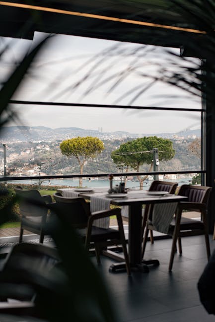 Ristorante con vista panoramica su Istanbul, simbolo dei cambiamenti sociali e politici nella storia contemporanea turca.