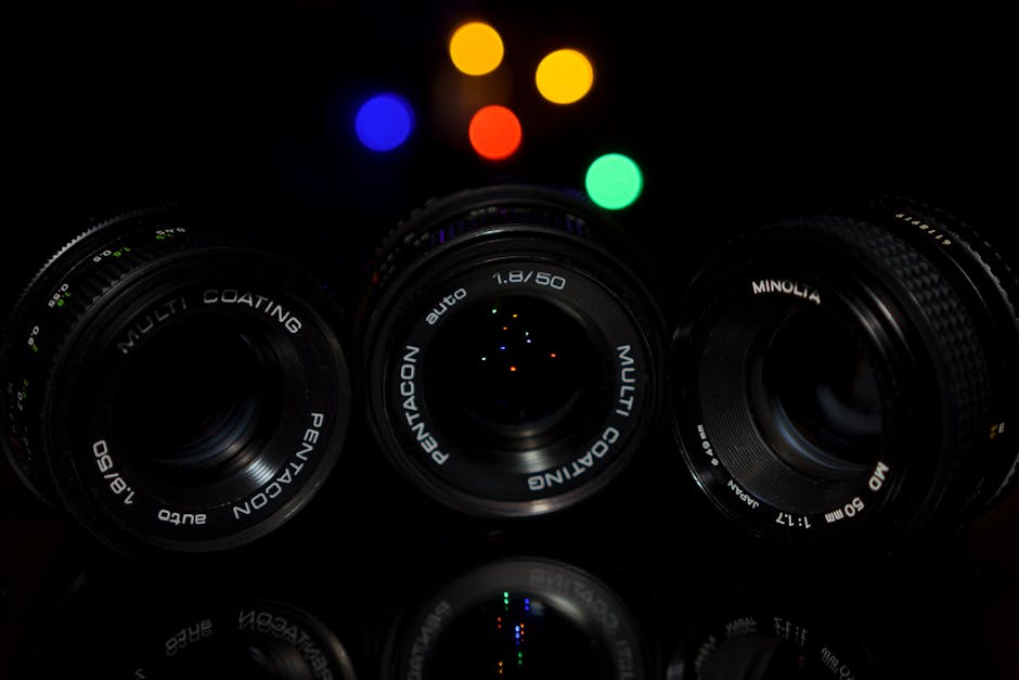 Obiettivi fotografici vintage Pentacon e Minolta su sfondo nero con luci bokeh colorate, illustrazione gerarchia titoli H1-H5