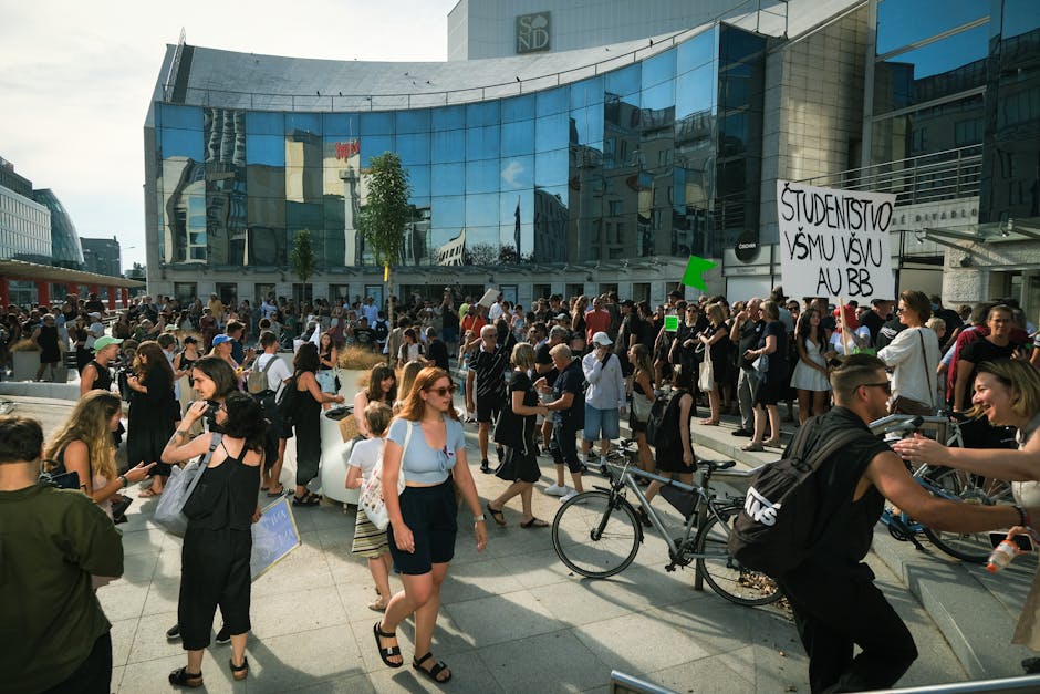 Valditara difende il modello 4+2: scuola e impresa dialogano, ma gli studenti protestano