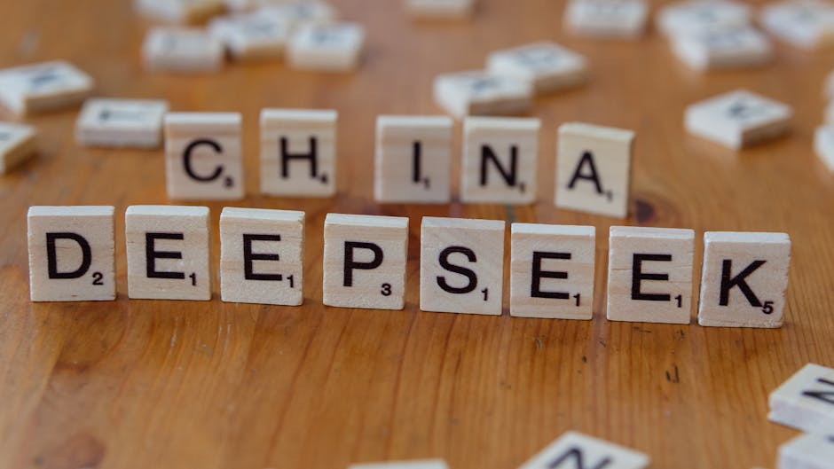 Blocco vendita chip AI Nvidia Cina: tessere Scrabble DEEPSEEK e CHINA, allusione a restrizioni USA su tecnologia avanzata