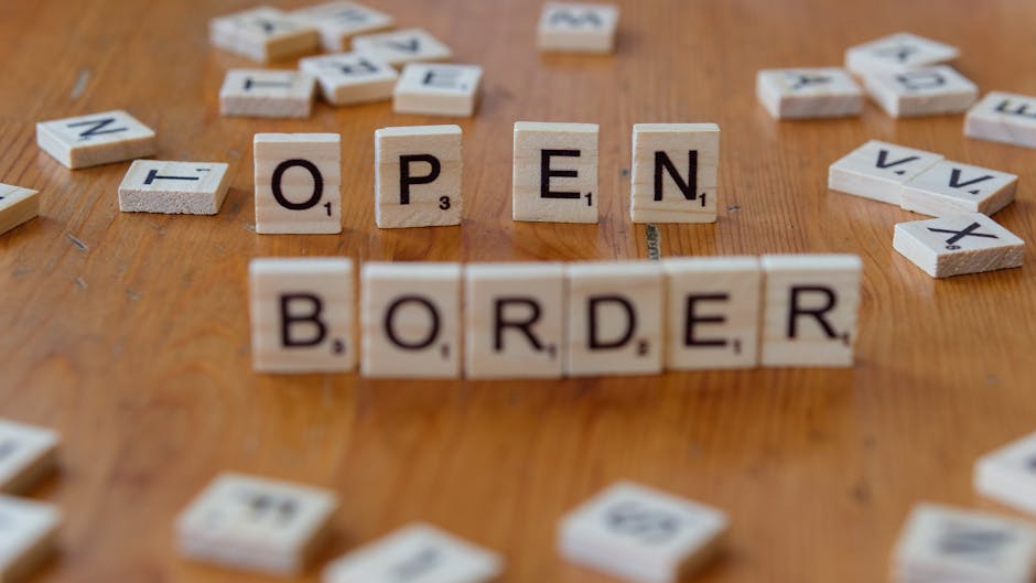 Iscrizioni scolastiche 2026: tessere Scrabble compongono la frase Open Border, simbolo del dibattito sull'educazione a Reggio Calabria