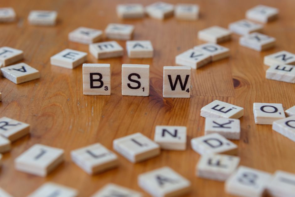 Il divieto di schwa e asterisco nelle scuole: la nuova linea del Ministero e la tutela della lingua italiana