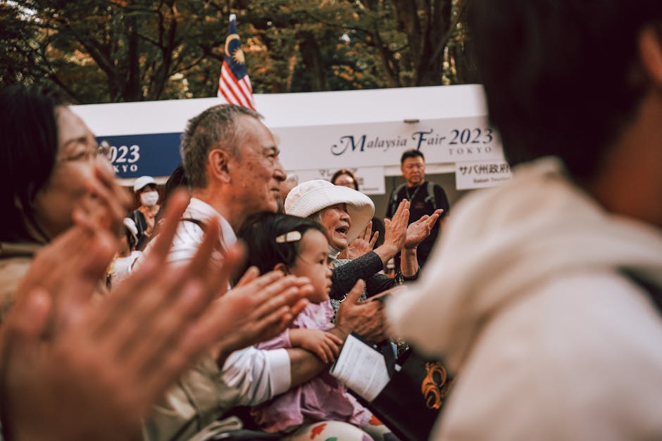 Famiglia multietnica applaude durante evento alla Malaysia Fair 2023 Tokyo, celebrazione intergenerazionale per la Giornata Internazionale della Famiglia.