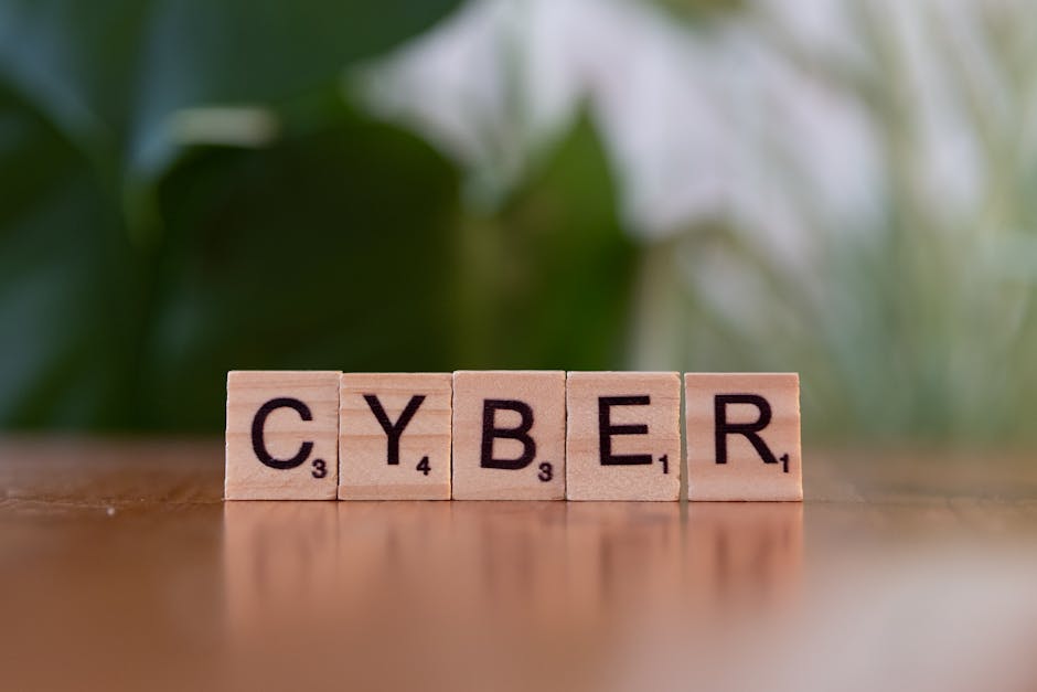 Cybersecurity: Educare per un Futuro Digitale Sicuro Blocchi di legno con la parola CYBER, simbolo dell'importanza dell'educazione alla cybersecurity per proteggere il futuro digitale.