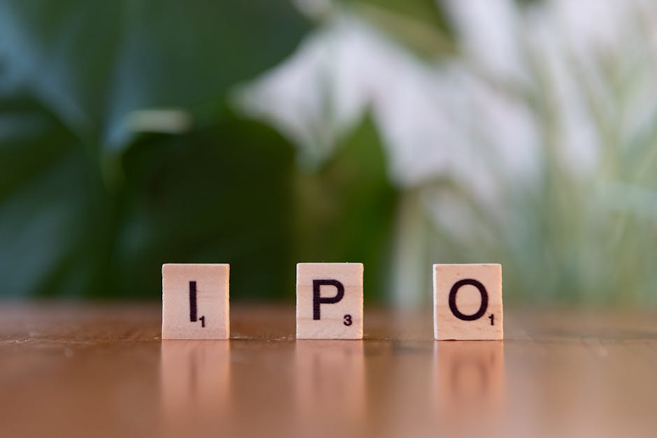 Offerta Pubblica Iniziale (IPO) scritta con lettere di legno su un tavolo, concetto di finanza e investimento azionario.