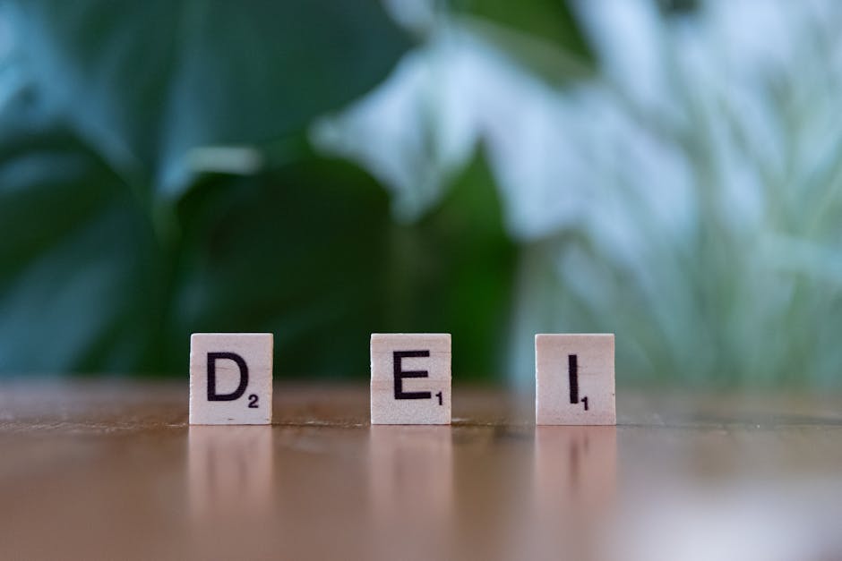 Lettere DEI su blocchi di legno che rappresentano Diversità, Equità e Inclusione nelle metodologie didattiche accessibili.