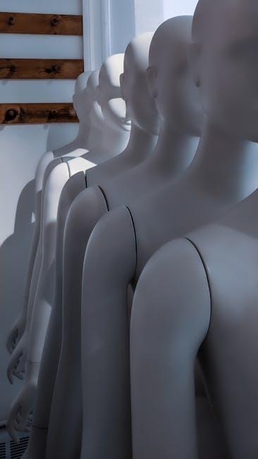 Manichini bianchi in fila per personalizzazione abbigliamento unica e su misura, strategie di marketing e vendita al dettaglio
