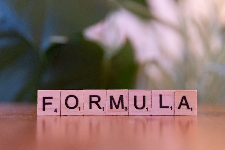 Formula scritta con lettere di legno, concetto di legge di Coulomb e formule fisiche, spiegazione e applicazioni pratiche.